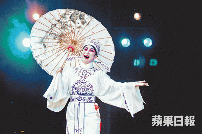 縛上頭帶,走出虎度門,李曄是讀書人也是武將;這天,她卻是《獅吼記》中的才子陳季常,娶的是河東獅,都是家傳戶曉的民間傳奇。2011年日本海嘯,李曄是唯一女性派赴東京協助救援,回港獲消防處長嘉許。資料圖片離職前九萬元月薪,收入高買戲服從不手軟,滿櫃的「行當」保守估計上百萬,李曄說:「呢啲都係我嘅鑽石。」在消防處13年,看盡悲歡離合,女人四十辭職重組劇團,全職踏台板做文武生,在舞台找回自己的第二人生。鎂光燈下的粵劇世界總是忠奸分明,李曄說身處舞台,有時會很孤獨,但也很快樂。 縛上頭帶,走出虎度門,李曄是讀書人也是武將;這天,她卻是《獅吼記》中的才子陳季常,娶的是河東獅,都是家傳戶曉的民間傳奇。2011年日本海嘯,李曄是唯一女性派赴東京協助救援,回港獲消防處長嘉許。資料圖片離職前九萬元月薪,收入高買戲服從不手軟,滿櫃的「行當」保守估計上百萬,李曄說:「呢啲都係我嘅鑽石。」在消防處13年,看盡悲歡離合,女人四十辭職重組劇團,全職踏台板做文武生,在舞台找回自己的第二人生。鎂光燈下的粵劇世界總是忠奸分明,李曄說身處舞台,有時會很孤獨,但也很快樂。