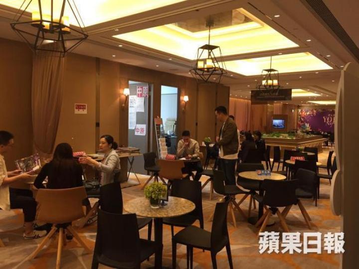 Park Yoho Napoli售樓處昨人流不多。 Park Yoho Napoli售樓處昨人流不多。