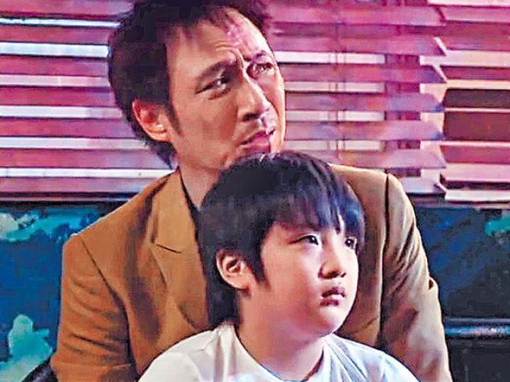鎮宇自導自演電影《轉型團伙》在內地上映，其子亦有份演出。微博圖片