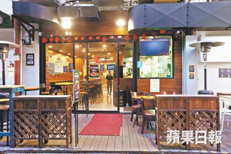 Wilson投資的漢堡包店在印刷公司附近,他每日午市和晚市都在餐廳坐鎮。 Wilson投資的漢堡包店在印刷公司附近,他每日午市和晚市都在餐廳坐鎮。