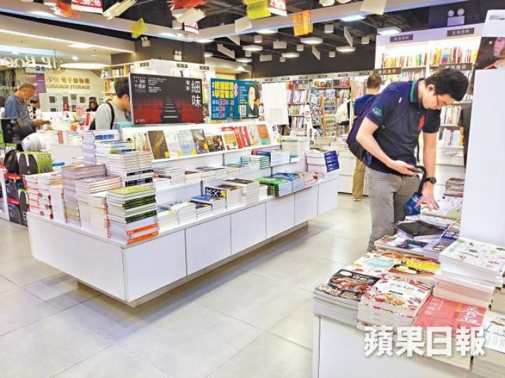 現時本港近八成書籍市場遭聯合壟斷,搬倉勢令更多書籍絕迹主流書店。張志華攝聯合發通告指今年第三季起會將倉庫搬到廣州南沙。 現時本港近八成書籍市場遭聯合壟斷,搬倉勢令更多書籍絕迹主流書店。張志華攝聯合發通告指今年第三季起會將倉庫搬到廣州南沙。