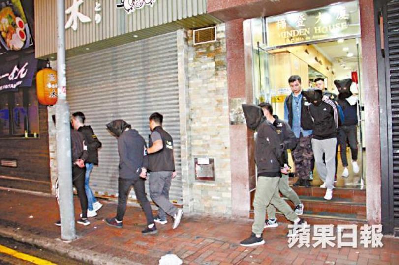 涉嫌販毒六名酒吧男女職員被警方拘捕帶署調查。謝志輝攝 涉嫌販毒六名酒吧男女職員被警方拘捕帶署調查。謝志輝攝
