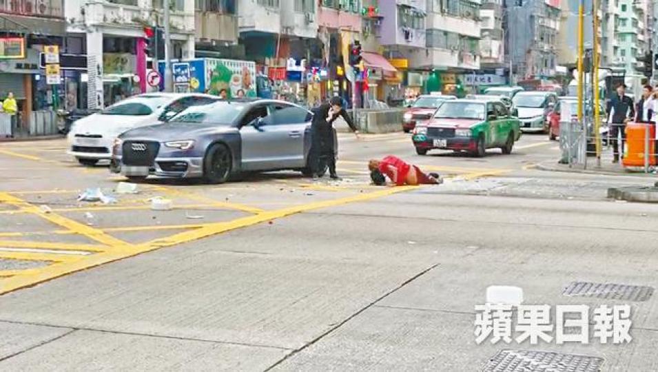 Audi撞倒送外賣單車男,司機下車打電話,並示意傷者不要亂動。互聯網 Audi撞倒送外賣單車男,司機下車打電話,並示意傷者不要亂動。互聯網