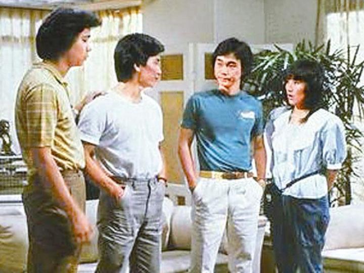 82年拍《愛情安歌》的區瑞強（右二），因為少休息而多了幾條皺紋。劇照