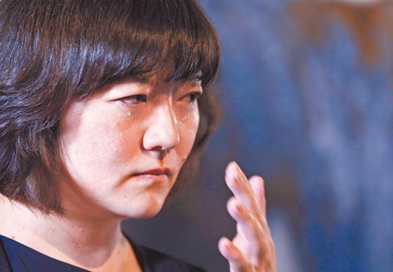 鄭竹梅談到30年前自焚而亡的父親鄭南榕,三度淚水潰堤。鄭南榕鄭南榕基金會圖片《自由時代》雜誌總編輯室,也就是鄭南榕自焚現場。鄭南榕躺在家裏的椅子,抱着鄭竹梅看書。鄭南榕基金會提供圖片葉菊蘭在丈夫自焚身亡後,於1989年底參選立委,當時在造勢會場幫女兒鄭竹梅紮頭帶。曾文邦提供圖片提到與父親的快樂回憶,鄭竹梅笑得甜蜜燦爛。 鄭竹梅談到30年前自焚而亡的父親鄭南榕,三度淚水潰堤。鄭南榕鄭南榕基金會圖片《自由時代》雜誌總編輯室,也就是鄭南榕自焚現場。鄭南榕躺在家裏的椅子,抱着鄭竹梅看書。鄭南榕基金會提供圖片葉菊蘭在丈夫自焚身亡後,於1989年底參選立委,當時在造勢會場幫女兒鄭竹梅紮頭帶。曾文邦提供圖片提到與父親的快樂回憶,鄭竹梅笑得甜蜜燦爛。