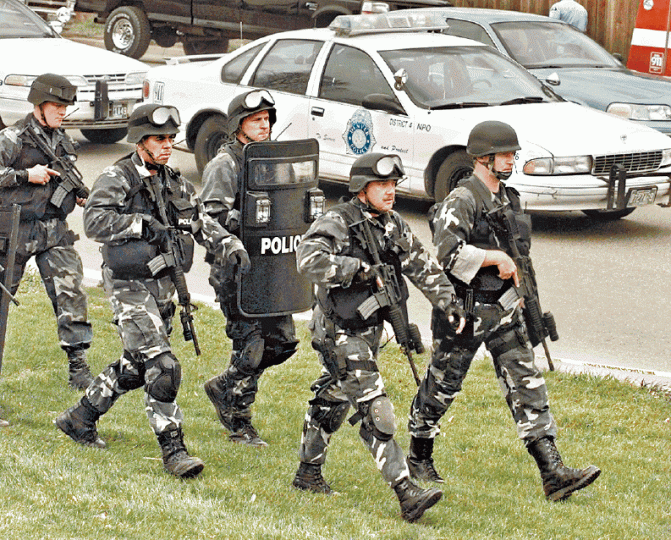 特警隊到場時,槍手早已完成殺戮吞槍自殺。資料圖片 特警隊到場時,槍手早已完成殺戮吞槍自殺。資料圖片