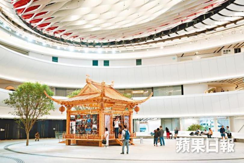 戲曲中心大劇院下月僅九日有節目上演。售票處未見有人排隊。江智騫攝中心內有參觀者自拍。 戲曲中心大劇院下月僅九日有節目上演。售票處未見有人排隊。江智騫攝中心內有參觀者自拍。