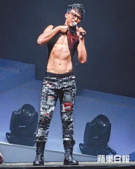 坤哥前晚在紅館開騷，不斷嗌好熱乘機晒肌肉。側田為坤哥擔任演出嘉賓，獻唱時不忘與觀眾握手。MIRROR現身坤哥個唱，大跳《今期流行》。JW笑指未睇到坤哥腹肌，隨即伸手拉開對方件衫。