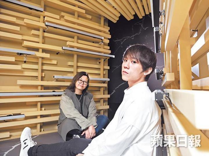 姜濤與經理人這對「母子」，相處不到一年，但兩人卻建立起深厚革命情感。姜濤說似「母子」、花姐就話似「同學仔」貼切啲。MIRROR十二子，姜濤話同Anson Lo最friend，大家乜都傾。資料圖片邊個會諗到原來花姐對姜濤第一印像竟然麻麻哋，「又chok又扮嘢！」姜媽媽40歲才生姜濤，身為獨生子的姜濤，自幼生活單調乏味，有心事只會與母親傾訴。電視圖片200磅的技安都可以變成偶像姜濤（左）。資料圖片