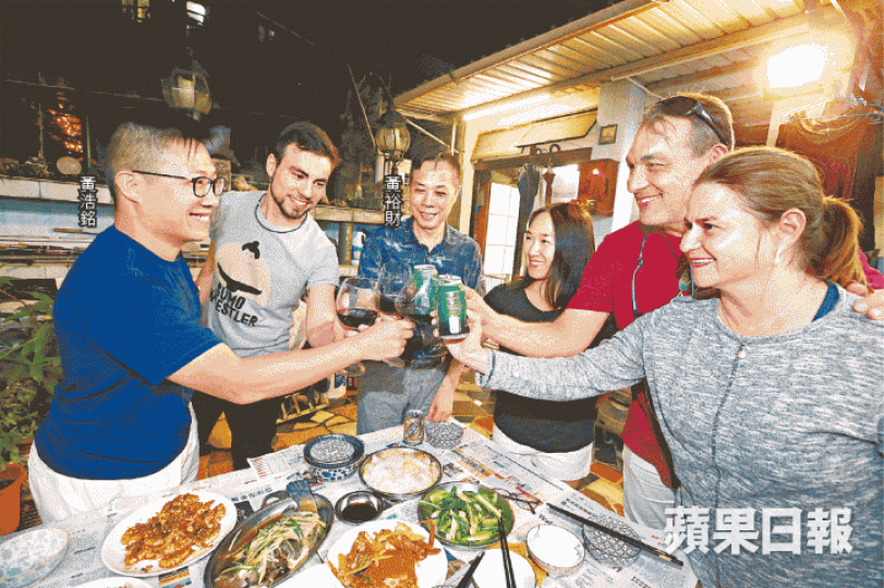 黃浩銘判刑在即,趁保釋期間與父親黃裕財及一眾朋友在家中設海鮮宴。王子俊攝黃浩銘父子均十分珍惜相處的時光。佔中案判決當日,九子步入法院時獲一眾支持者聲援。資料圖片 黃浩銘判刑在即,趁保釋期間與父親黃裕財及一眾朋友在家中設海鮮宴。王子俊攝黃浩銘父子均十分珍惜相處的時光。佔中案判決當日,九子步入法院時獲一眾支持者聲援。資料圖片