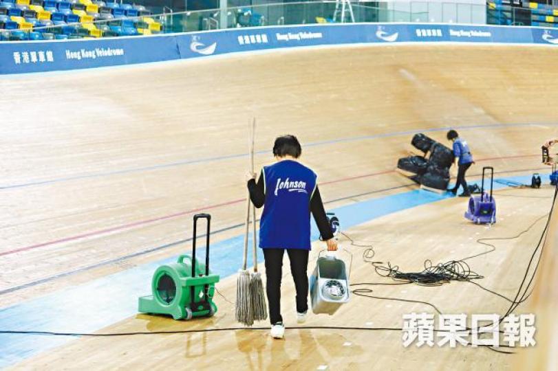 單車館昨早開放前仍遍地積水,職員擺放逾廿部吹風機吹乾地面及抹地。 單車館昨早開放前仍遍地積水,職員擺放逾廿部吹風機吹乾地面及抹地。