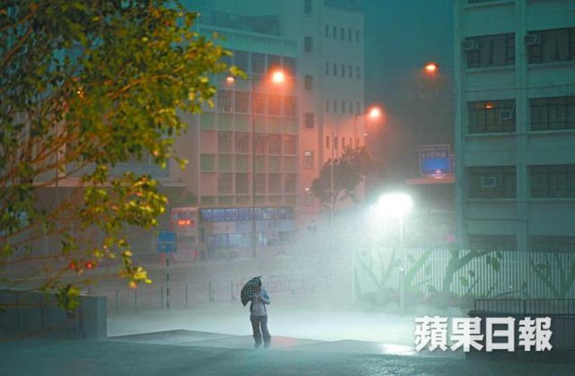 【尖沙嘴】本港昨下午2時半風雲色變,雷雨交加,白天瞬間變得恍如黑夜。江智騫攝港鐵職員方劍華昨到大澳行山時被雷電擊中身亡。互聯網一名男子於東龍洲對開捕魚時墮海,送院後證實不治。【將軍澳】昨日天空不時出現閃電。讀者Andrew Ling提供圖片【將軍澳】一艘帆船由小西灣藍灣半島被風浪吹至將軍澳,救援人員在場搜索。 【尖沙嘴】本港昨下午2時半風雲色變,雷雨交加,白天瞬間變得恍如黑夜。江智騫攝港鐵職員方劍華昨到大澳行山時被雷電擊中身亡。互聯網一名男子於東龍洲對開捕魚時墮海,送院後證實不治。【將軍澳】昨日天空不時出現閃電。讀者Andrew Ling提供圖片【將軍澳】一艘帆船由小西灣藍灣半島被風浪吹至將軍澳,救援人員在場搜索。