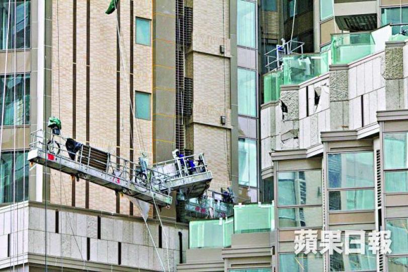 【北 角】維港頌地盤一部吊船被吹至搖擺不定,擊毀外牆石板及欄杆玻璃。 【北 角】維港頌地盤一部吊船被吹至搖擺不定,擊毀外牆石板及欄杆玻璃。