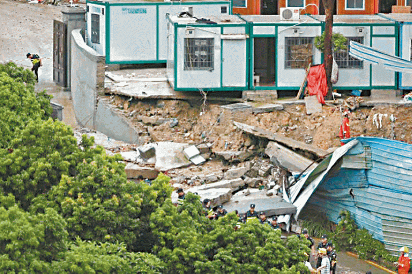 深圳有擋土牆在暴雨中倒塌,一名小童遭壓死。 深圳有擋土牆在暴雨中倒塌,一名小童遭壓死。