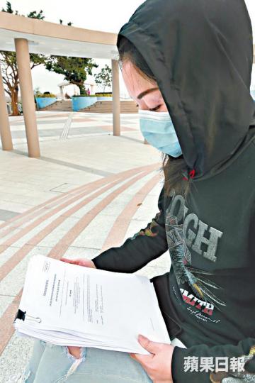 受害人阿May稱被地產代理誤導可做八成接揭,最終被迫撻定。涉事地產代理(左)否認指控,堅持從未向客人承諾買樓花後必可做到按揭。 受害人阿May稱被地產代理誤導可做八成接揭,最終被迫撻定。涉事地產代理(左)否認指控,堅持從未向客人承諾買樓花後必可做到按揭。