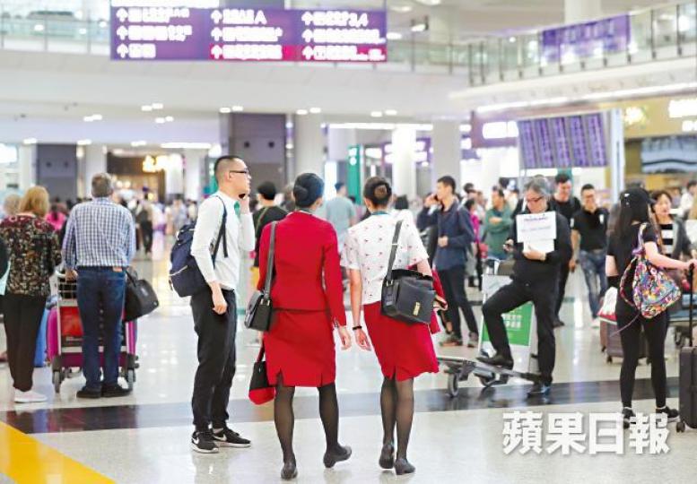國泰空中服務員工會表示極度關注公司搜行李的做法,擔心員工私隱被侵犯。夏家朗攝國泰航班飛機餐有提供牛角包。 國泰空中服務員工會表示極度關注公司搜行李的做法,擔心員工私隱被侵犯。夏家朗攝國泰航班飛機餐有提供牛角包。