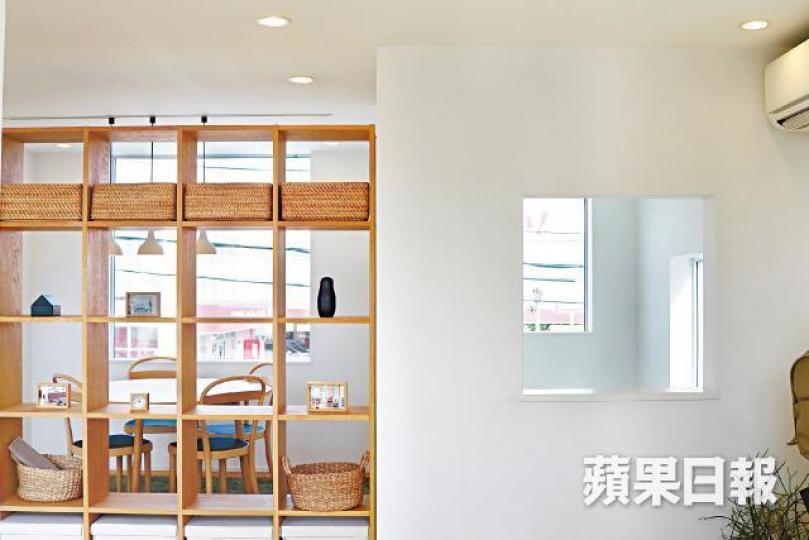 「窗之家」裝修以白色為主,設有多扇窗戶引入自然光。朱家駿攝放置雙人床後仍有大量空間。佈置簡約,有日本住宅常見的浴缸。客飯廳與開放式廚房融為一體。示範屋外表樸素,與一般和屋很大分別。川內浩司 「窗之家」裝修以白色為主,設有多扇窗戶引入自然光。朱家駿攝放置雙人床後仍有大量空間。佈置簡約,有日本住宅常見的浴缸。客飯廳與開放式廚房融為一體。示範屋外表樸素,與一般和屋很大分別。川內浩司