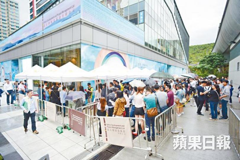 海日灣II連日收票,發展商昨表示周六將以價單公開發售295伙。土瓜灣津匯昨推出14伙,即日售出7伙。資料圖片油塘新盤曦臺售樓處昨未見人龍。 海日灣II連日收票,發展商昨表示周六將以價單公開發售295伙。土瓜灣津匯昨推出14伙,即日售出7伙。資料圖片油塘新盤曦臺售樓處昨未見人龍。