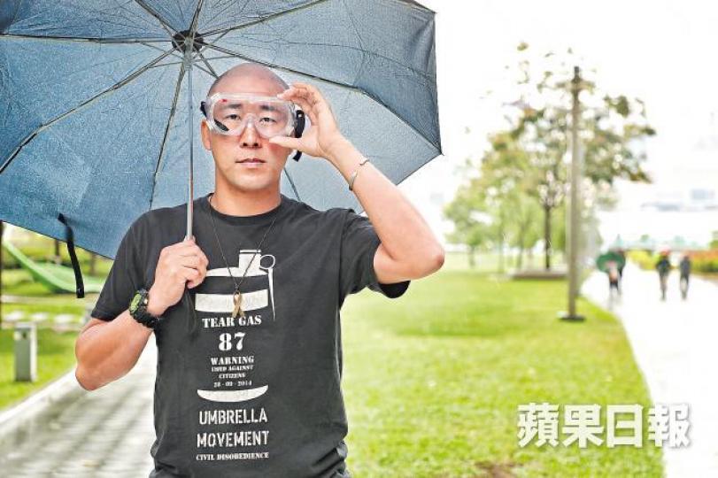 曾醒祥受訪當日以一身「傘運人」裝束現身,意味仍未忘記這場爭取真普選的運動。許頌明攝 曾醒祥受訪當日以一身「傘運人」裝束現身,意味仍未忘記這場爭取真普選的運動。許頌明攝