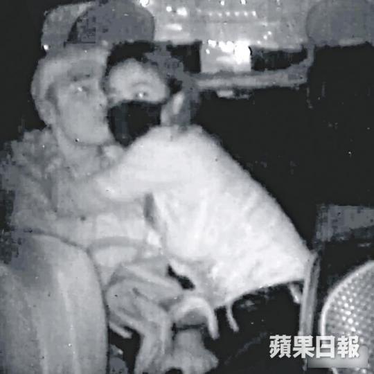 藝人許志安及黃心穎在車廂被偷拍片段日前曝光。 藝人許志安及黃心穎在車廂被偷拍片段日前曝光。