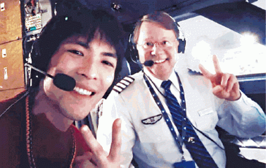蕭敬騰乘搭騰達航空的專機時與機師合照。 蕭敬騰乘搭騰達航空的專機時與機師合照。