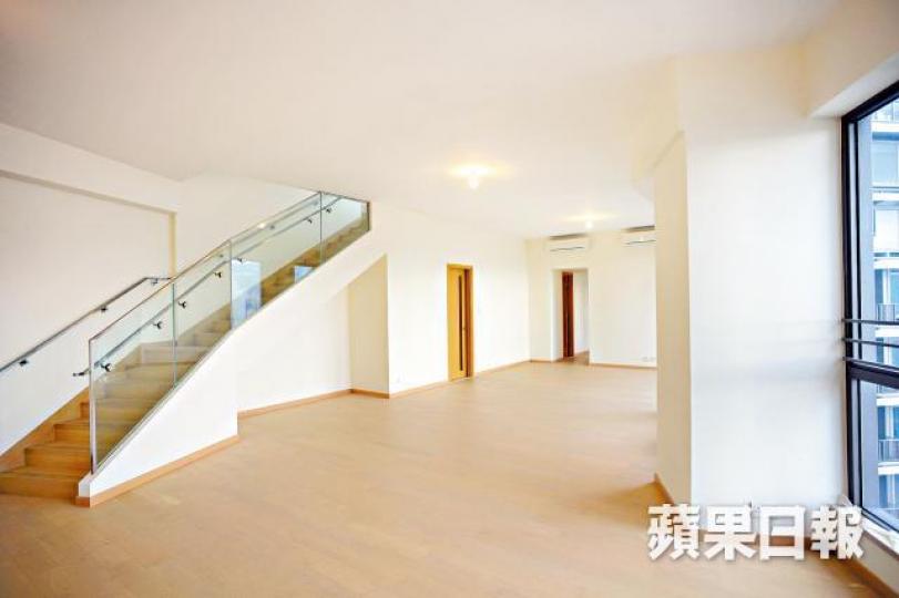 Grand Austin 5座頂層連天台戶,實用1,840呎,內置樓梯到天台。何耀勤攝 Grand Austin 5座頂層連天台戶,實用1,840呎,內置樓梯到天台。何耀勤攝