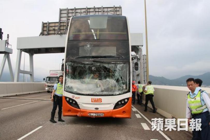 其中一輛巴士的車頭玻璃碎裂,警員到場調查。 其中一輛巴士的車頭玻璃碎裂,警員到場調查。
