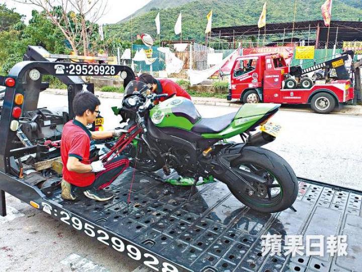 肇事電單車事後被拖走調查。 肇事電單車事後被拖走調查。