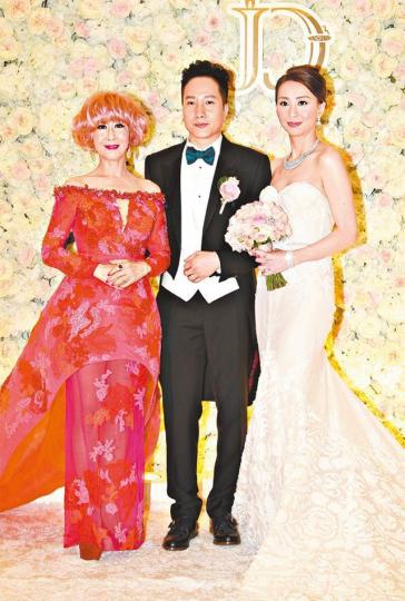 2016年，陳曼娜女兒鄭祖兒（右）與蔡朝旭結婚，陳曼娜當時送出700萬元嫁妝。資料圖片1967年，16歲的陳曼娜（右）當選「香港玉女競選」季軍，並由「娃娃影后」李菁頒獎給她。資料圖片