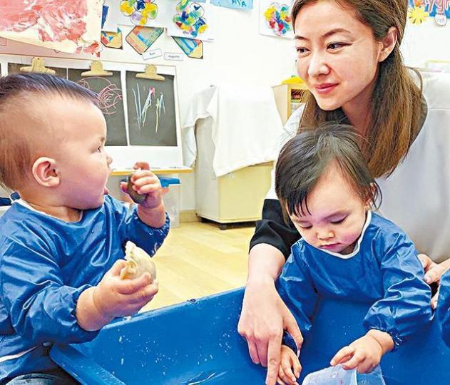熊黛林不時在網上貼孖女相，卻惹來網民指她刻意與城城鬥幸福。互聯網圖片