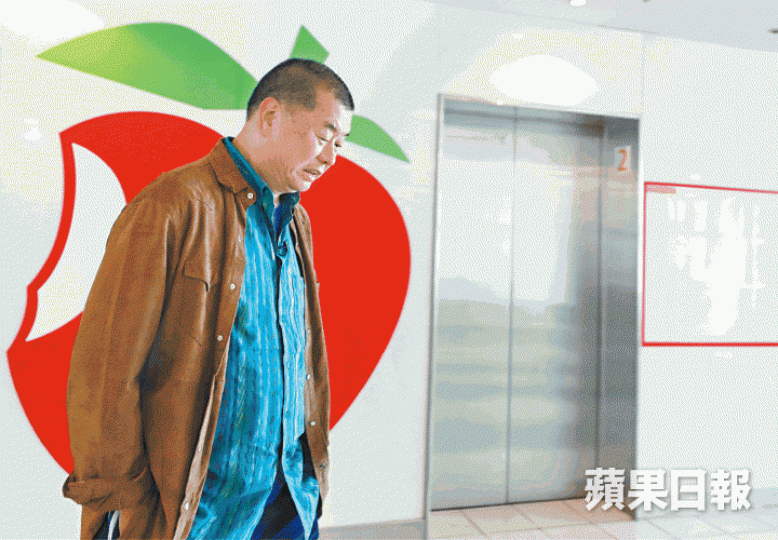 黎智英節錄自1994年7月22日 《壹週刊》〈給王八蛋李鵬的公開信〉封殺下《蘋果》要繼續走,代價再大,黎智英說倘重新選擇路向,決定仍一樣。手上燭光,象徵黎智英對平反六四常存希望。 黎智英節錄自1994年7月22日 《壹週刊》〈給王八蛋李鵬的公開信〉封殺下《蘋果》要繼續走,代價再大,黎智英說倘重新選擇路向,決定仍一樣。手上燭光,象徵黎智英對平反六四常存希望。