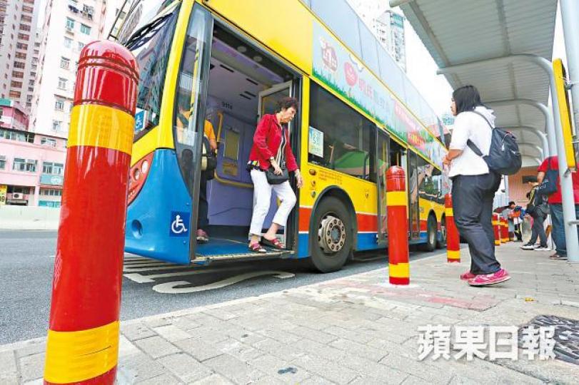 有巴士站已安裝多支「減能護柱」。 有巴士站已安裝多支「減能護柱」。