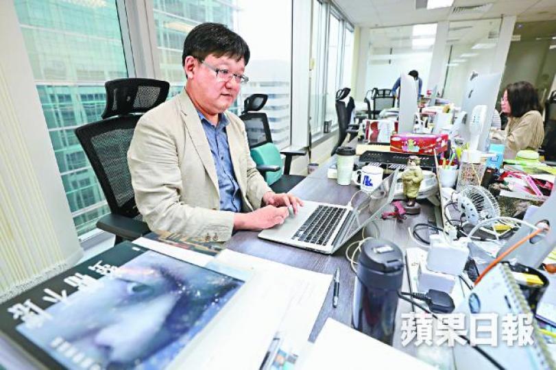 端傳媒總編輯李志德是台灣資深傳媒人,先後在《聯合報》、台灣《蘋果日報》、公共電視工作,專攻大陸及香港政治新聞。李家皓攝端轉型後人手只剩四分一,但其報道仍可奪多個新聞獎。互聯網張潔平認為《蘋果》不應一口氣將全部內容放入付費牆。 端傳媒總編輯李志德是台灣資深傳媒人,先後在《聯合報》、台灣《蘋果日報》、公共電視工作,專攻大陸及香港政治新聞。李家皓攝端轉型後人手只剩四分一,但其報道仍可奪多個新聞獎。互聯網張潔平認為《蘋果》不應一口氣將全部內容放入付費牆。