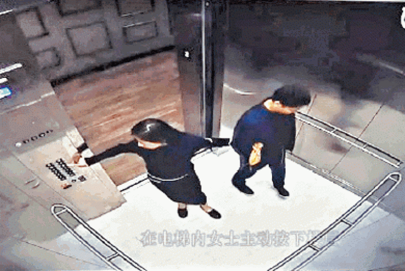 黑裙女與劉強東搭電梯牽手。疑涉案女子主動挽着劉強東走到房間。 黑裙女與劉強東搭電梯牽手。疑涉案女子主動挽着劉強東走到房間。