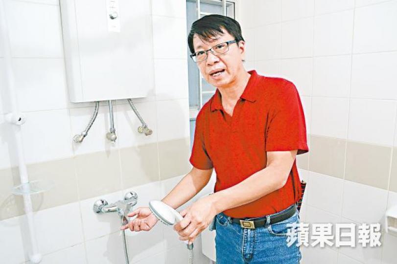 詹Sir推開廚房及廁所水龍頸的熱手掣後竟無水出。何耀勤攝居屋地台面基本是結構石屎面,業主普遍自行鋪地板。推開窗戶後難以關起來,相信是窗鉸較得過緊,且無落過潤滑劑。 詹Sir推開廚房及廁所水龍頸的熱手掣後竟無水出。何耀勤攝居屋地台面基本是結構石屎面,業主普遍自行鋪地板。推開窗戶後難以關起來,相信是窗鉸較得過緊,且無落過潤滑劑。