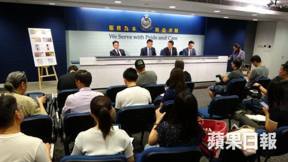 警方昨就偽鈔事件開記者會。 警方昨就偽鈔事件開記者會。