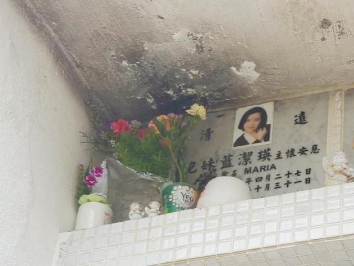 藍潔瑛墓碑周圍被香燭熏黑，林建明（小圖）表示難以置信。微博圖片資料圖片