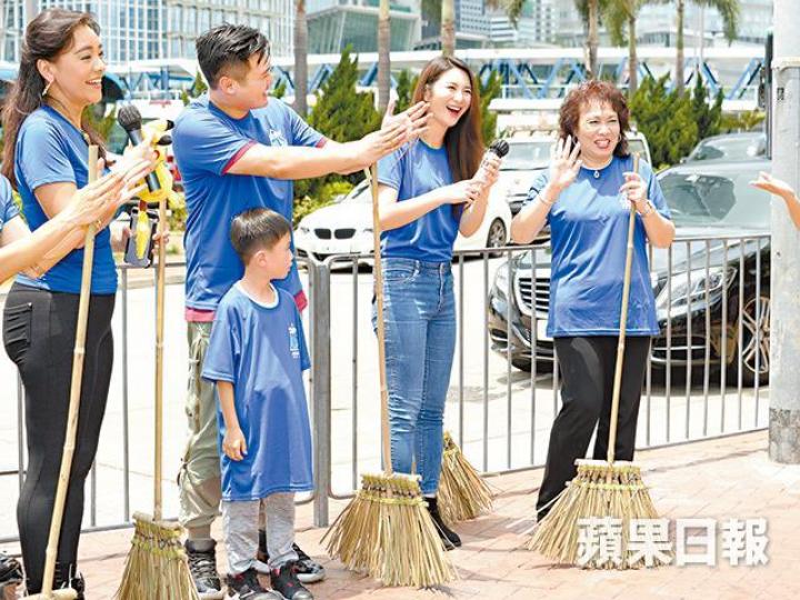 （左起）郭秀雲、王嘉明與兒子、裕美及許思敏出席活動宣揚環保訊息。近期重返娛圈的「光頭仔」王嘉明，笑說太太很放心他在娛圈打滾。