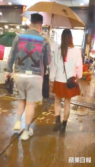 記者放蛇約見「美男」,隨即被帶往美容院,「美男」沿途貼心為記者撐傘擋雨。美容顧問一見記者便力銷5,280元的水母療程。 記者放蛇約見「美男」,隨即被帶往美容院,「美男」沿途貼心為記者撐傘擋雨。美容顧問一見記者便力銷5,280元的水母療程。