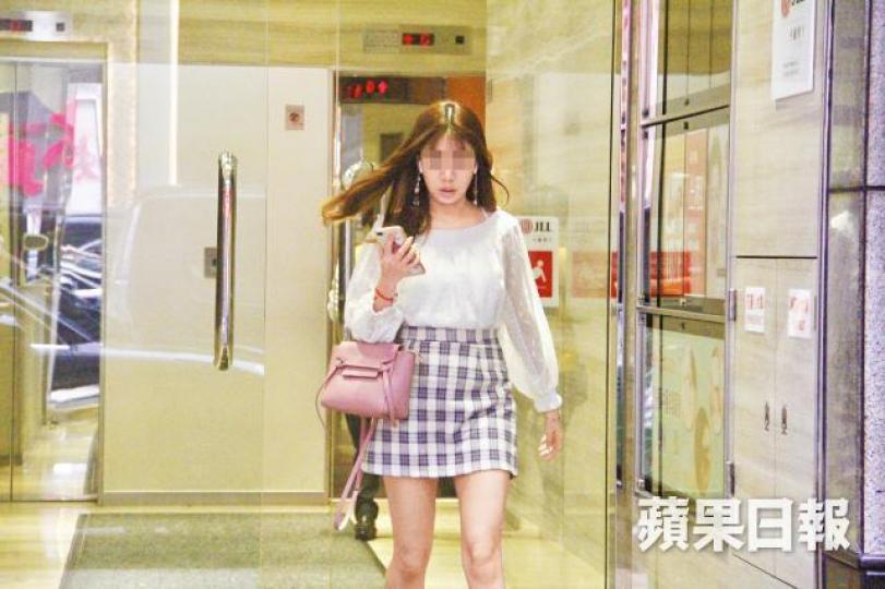 一名疑為美容中介的少女離開旺角大本營。 一名疑為美容中介的少女離開旺角大本營。