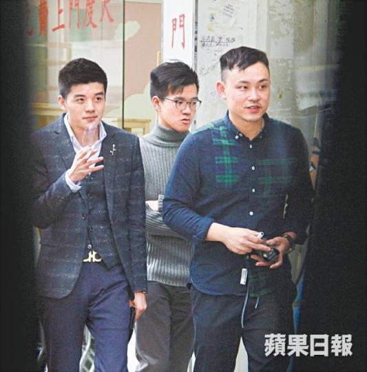 MK美男團專門在社交平台出擊,將寂寞芳心帶到美容院「劏到一頸血」。莊建鑫攝未知墮入美男計的女事主,離開美容院時仍在甜笑。金牌美男Simon以「陪我做facial」為由Simon不時駕着價值200萬元的瑪莎拉蒂跑車招搖過市。 MK美男團專門在社交平台出擊,將寂寞芳心帶到美容院「劏到一頸血」。莊建鑫攝未知墮入美男計的女事主,離開美容院時仍在甜笑。金牌美男Simon以「陪我做facial」為由Simon不時駕着價值200萬元的瑪莎拉蒂跑車招搖過市。