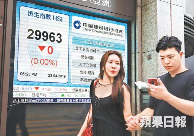 港股昨在三萬關遇阻,收市跌不足1點。譚德潤攝 港股昨在三萬關遇阻,收市跌不足1點。譚德潤攝