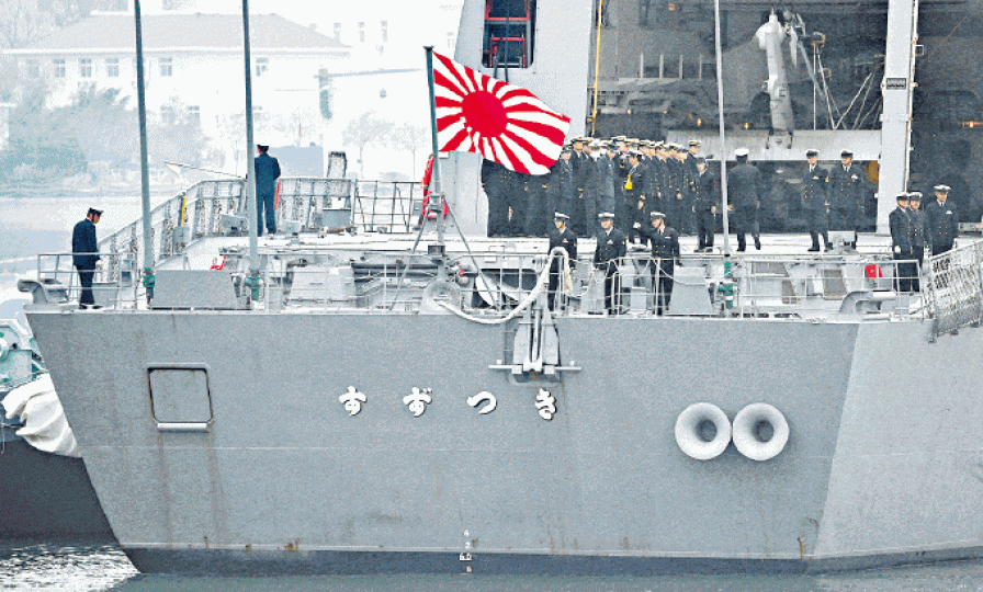 掛「旭日旗」的日本「涼月號」參與中共軍演引發議論。 路透社 掛「旭日旗」的日本「涼月號」參與中共軍演引發議論。 路透社