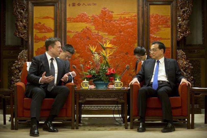Elon Musk年初獲李克強高規格接待,似乎一心劍指中國。 Elon Musk年初獲李克強高規格接待,似乎一心劍指中國。