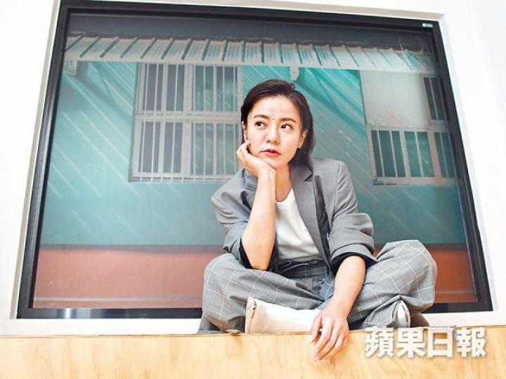丁噹坦言過去在人前強裝堅強，現在終認清自我。台灣《蘋果新聞網》丁噹憶起前輩對她的鼓勵，一時感觸落淚。台灣《蘋果新聞網》丁噹早前在節目中與品冠傾訴情傷話題。資料圖片五年前在小巨蛋開騷時，丁噹踩空跌落舞台導致腰椎受傷。資料圖片