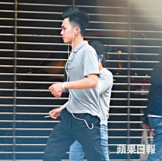 美男團成員Derek昨午仍上班,有讀者爆料指他專門在同志App交友。阮 斌攝另一名成員昨午戴上口罩現身心戰室樓下。 美男團成員Derek昨午仍上班,有讀者爆料指他專門在同志App交友。阮 斌攝另一名成員昨午戴上口罩現身心戰室樓下。