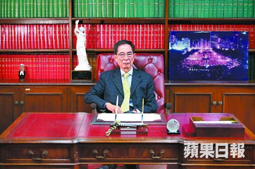 李柱銘辦公室擺放了維園首次燭光集會的舊照,轉眼已是29個年頭。朱永倫攝1990年六四一周年,維園首次集會悼念,燭光自此每年從未間斷。一周年燭光集會上,眾人將弔唁冊火化,遙祭北京烈士。 李柱銘辦公室擺放了維園首次燭光集會的舊照,轉眼已是29個年頭。朱永倫攝1990年六四一周年,維園首次集會悼念,燭光自此每年從未間斷。一周年燭光集會上,眾人將弔唁冊火化,遙祭北京烈士。