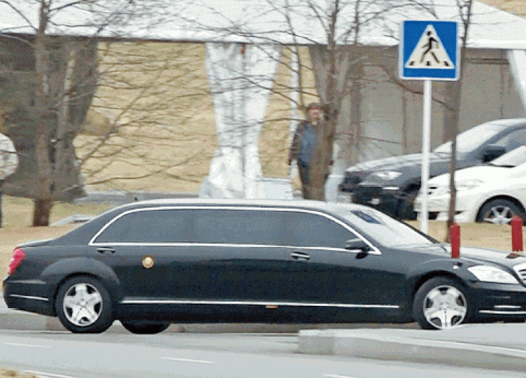相信是金正恩的專車昨日駛往遠東聯邦大學。 相信是金正恩的專車昨日駛往遠東聯邦大學。