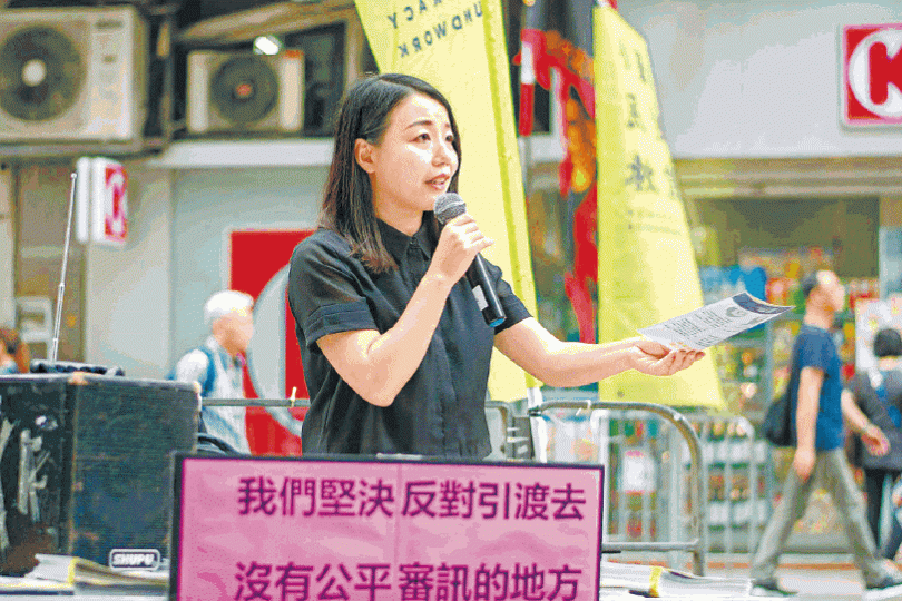 劉小麗曾落區派傳單,狠斥修例摧毀香港。互聯網譚得志設街站時強調修例應只限處理台灣殺人案。 劉小麗曾落區派傳單,狠斥修例摧毀香港。互聯網譚得志設街站時強調修例應只限處理台灣殺人案。