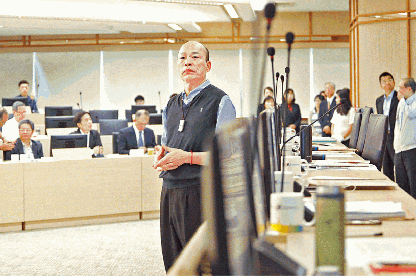 韓國瑜昨聲明「沒有辦法參加現行制度的初選」,被指把球丟回給黨中央。 台灣《蘋果新聞網》 韓國瑜昨聲明「沒有辦法參加現行制度的初選」,被指把球丟回給黨中央。 台灣《蘋果新聞網》